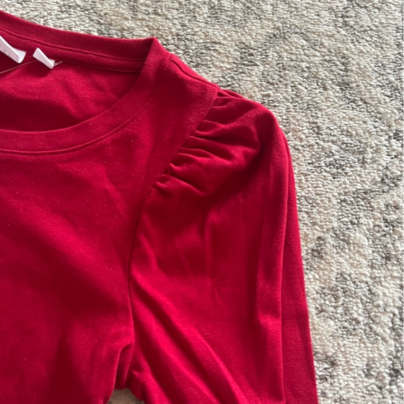 BNWT gap red sleeve t-shirt. - Picture 2 of 2